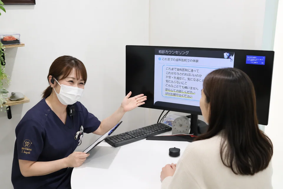 初診カウンセリングで不安を伺うスタッフと患者